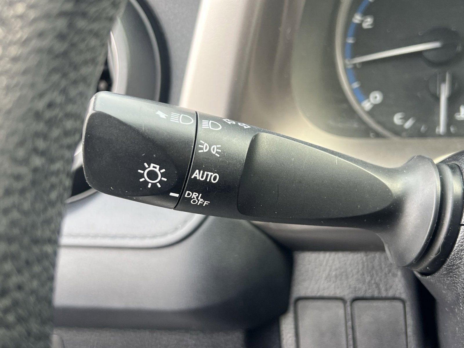 Used 2018 Toyota RAV4 LE image 32