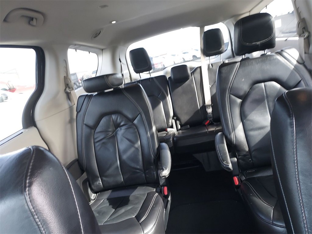 Used 2022 Chrysler Pacifica Touring-L image 13