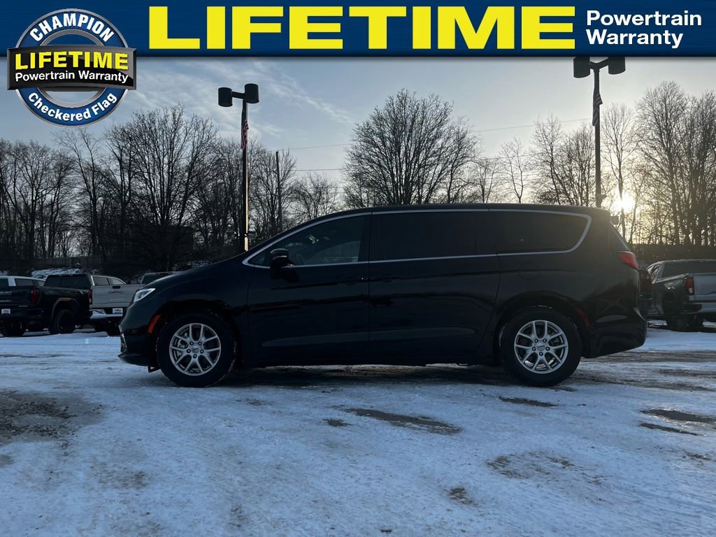 Used 2025 Chrysler Pacifica Select image 16
