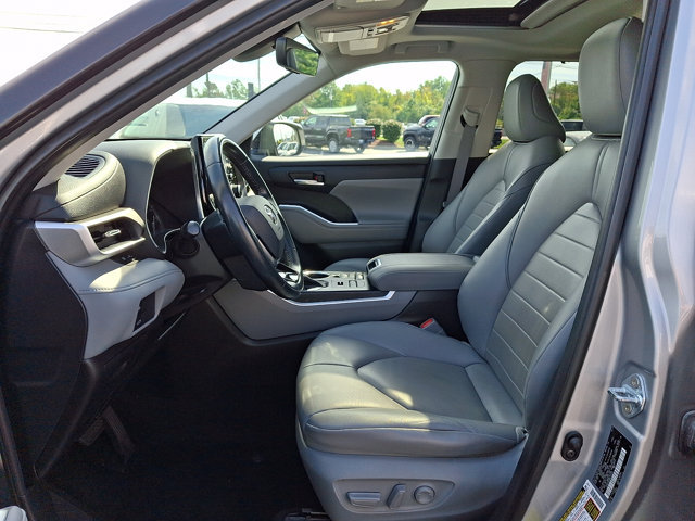 Used 2021 Toyota Highlander XLE AWD/4WD image 15