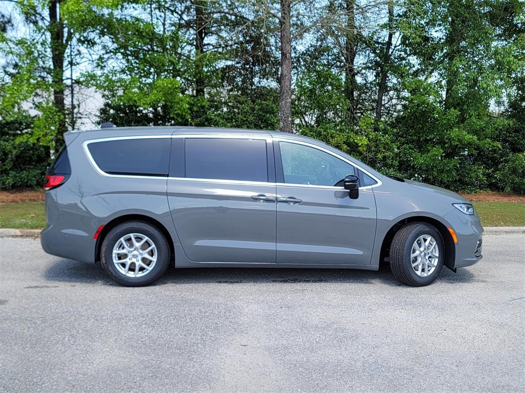 New 2025 Chrysler Pacifica Select image 40