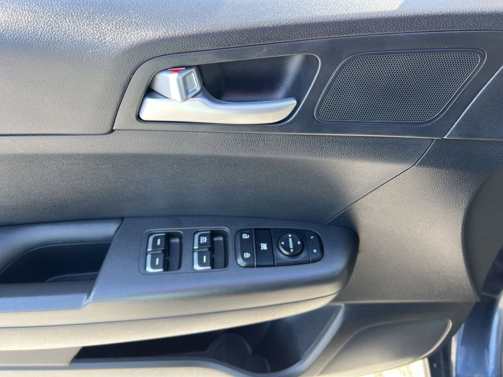 Used 2020 Kia Sportage LX image 14