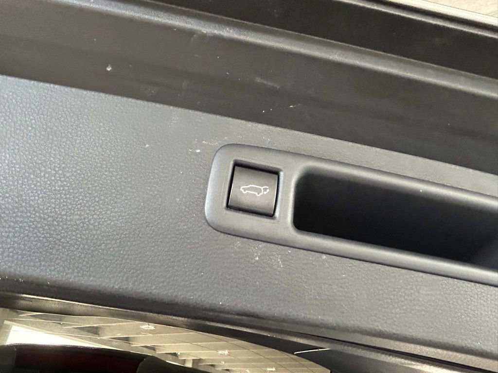 Used 2023 Toyota Highlander LE image 40