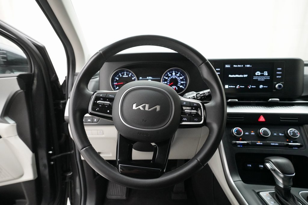Certified 2024 Kia Carnival LX image 4
