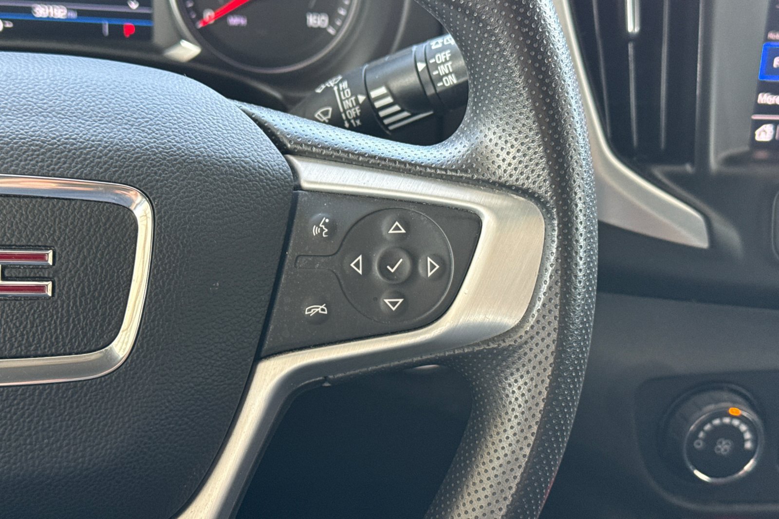 Used 2024 GMC Terrain SLE AWD/4WD image 35
