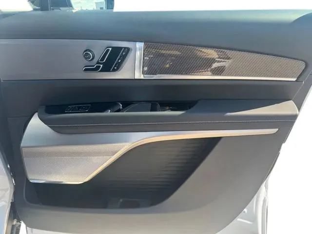 New 2027 Cadillac Vistiq Sport w/ LPO, Floor Liner Package AWD/4WD image 16
