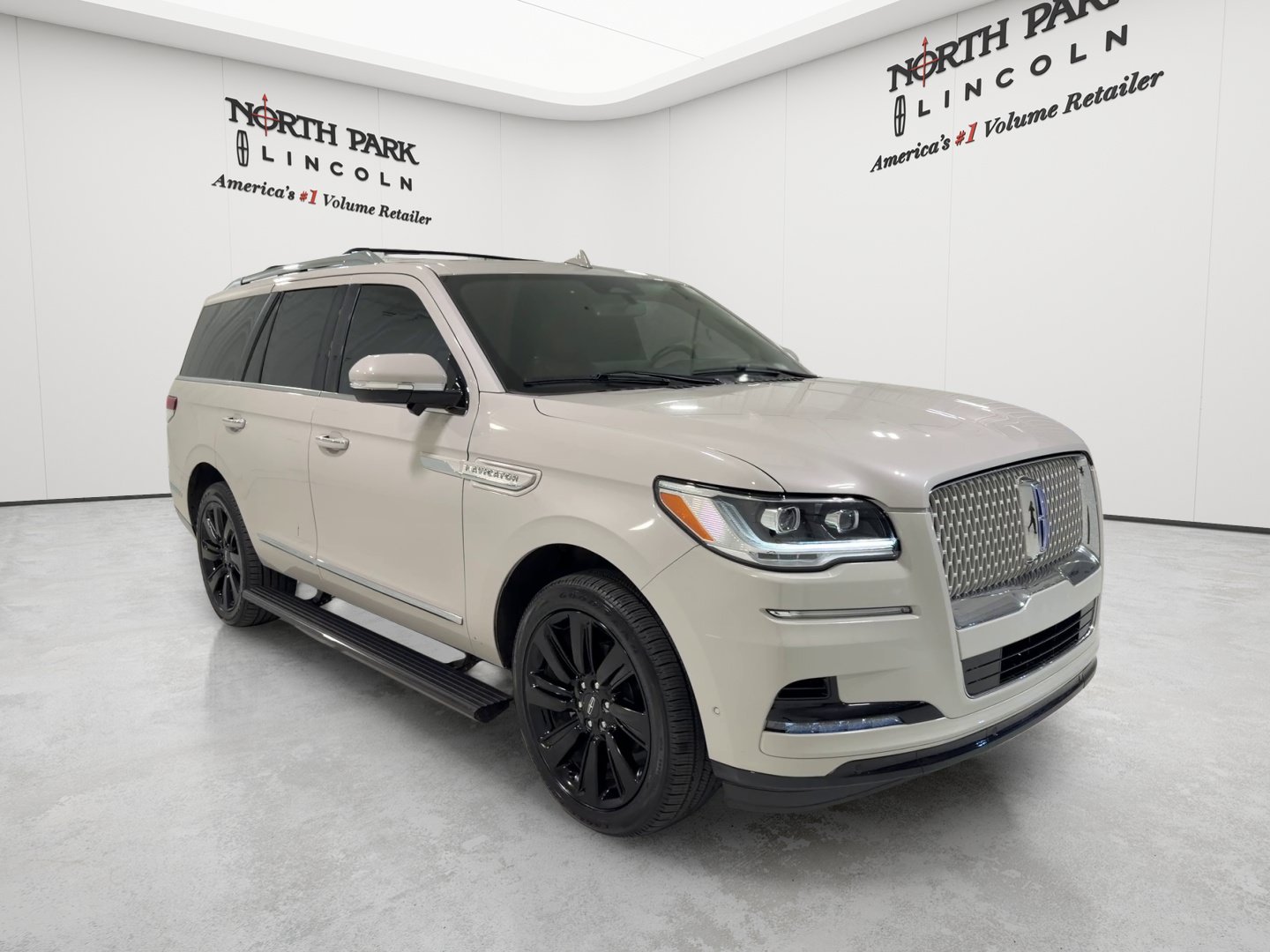 Used 2023 Lincoln Navigator Reserve AWD/4WD image 7