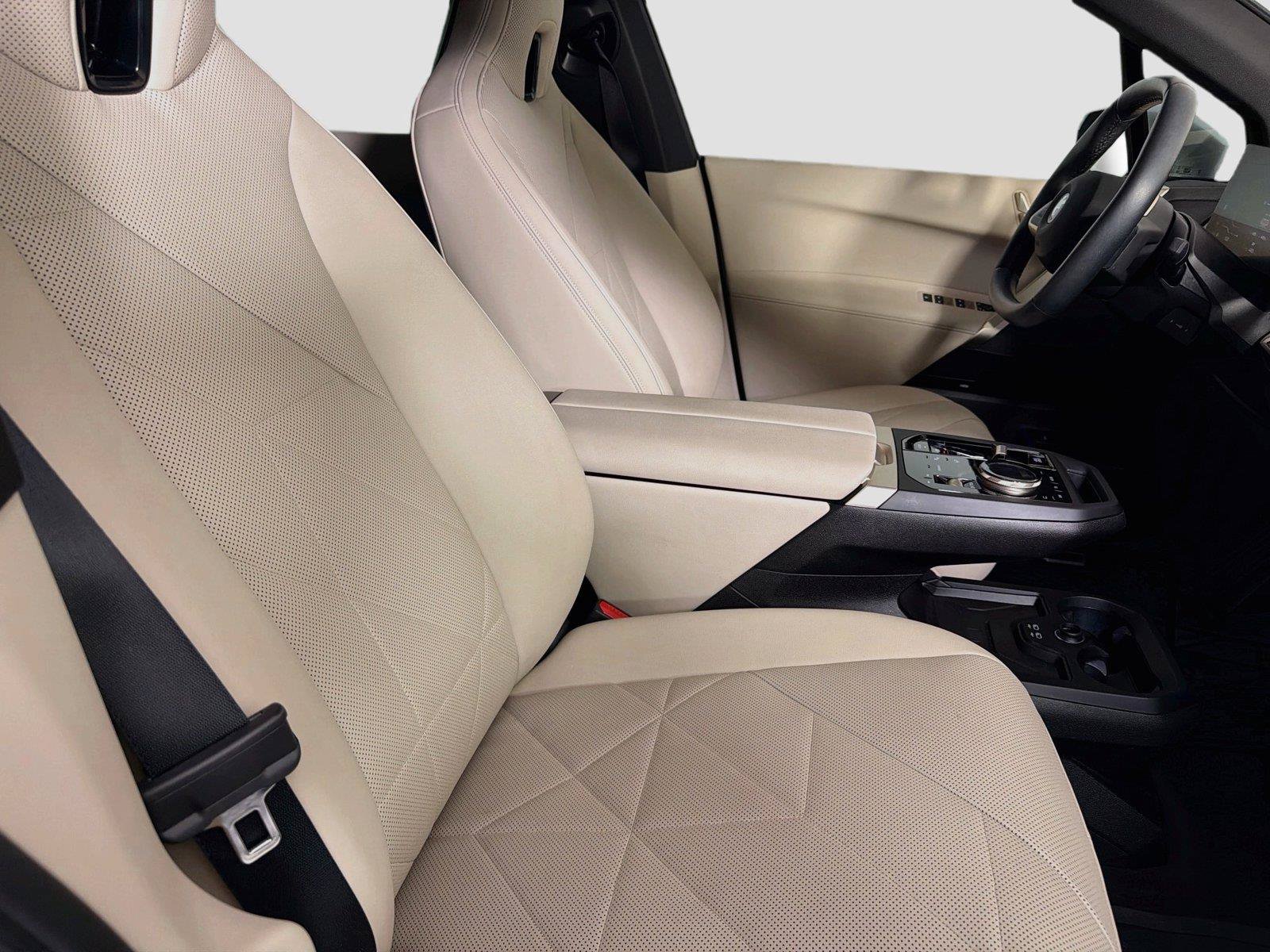 Used 2024 BMW iX xDrive50 w/ Sport Package AWD/4WD image 28