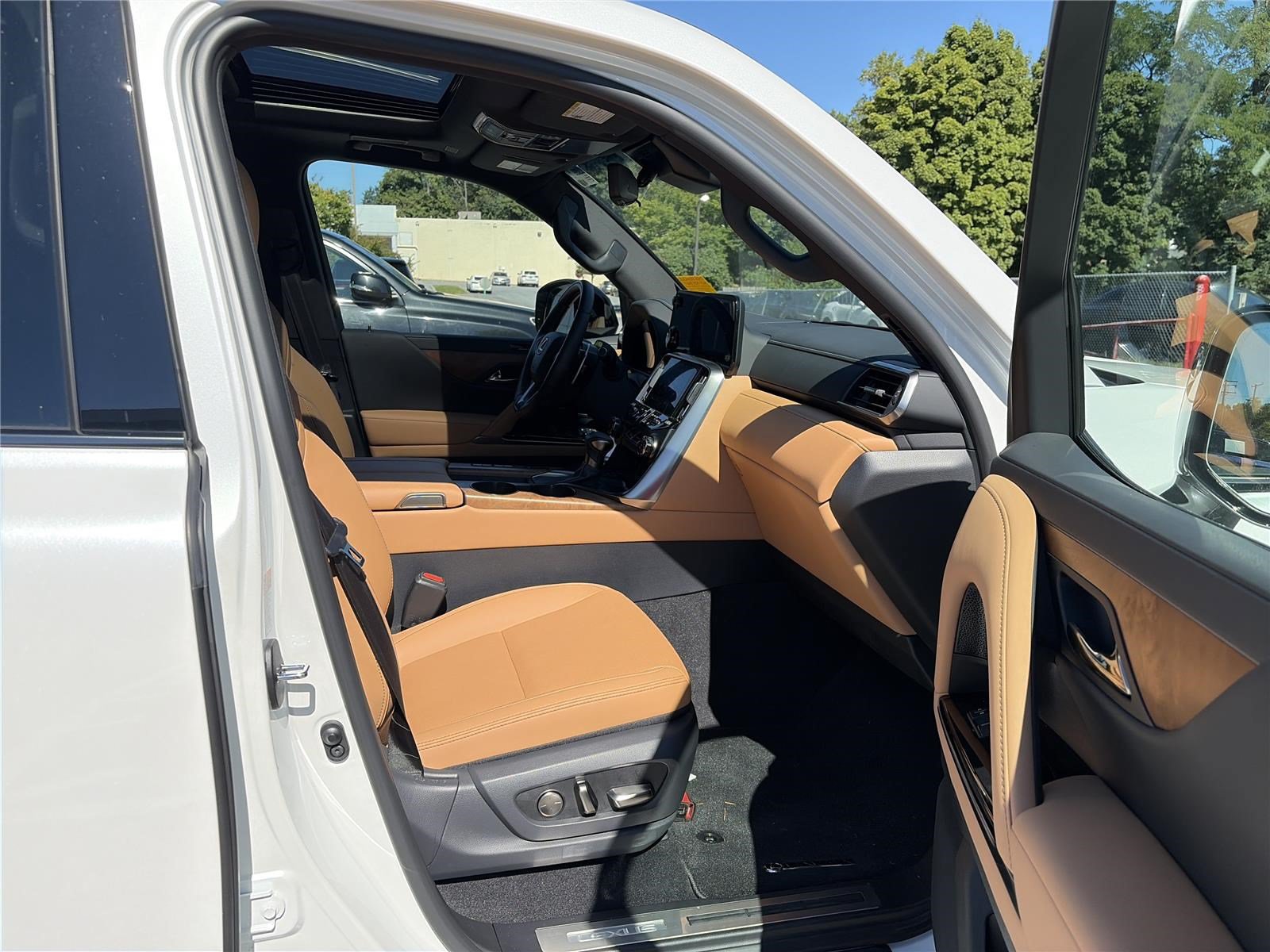Used 2025 Lexus LX 600 4WD w/ Appearance Package image 15