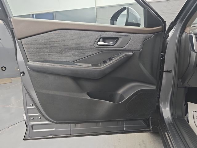 Used 2023 Nissan Rogue SV image 24