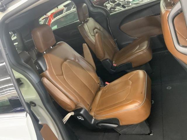 Used 2019 Chrysler Pacifica Limited w/ Tire & Wheel Group FWD image 17