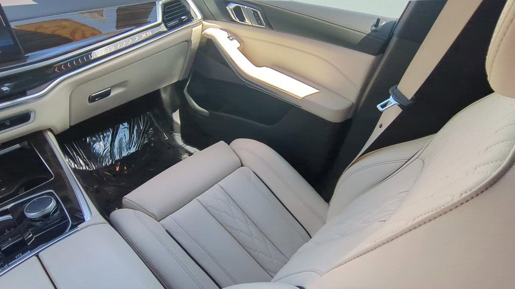 Used 2024 BMW X5 xDrive40i w/ Premium Package image 16