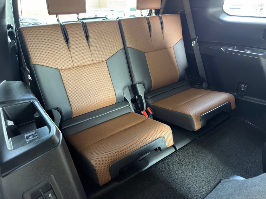 Used 2024 Lexus GX 550 w/ Accessory Package (31) AWD/4WD image 34