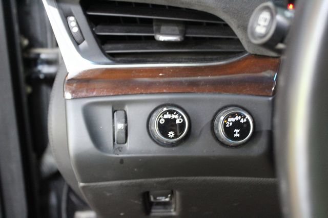 Used 2018 Cadillac Escalade Premium Luxury AWD/4WD image 15