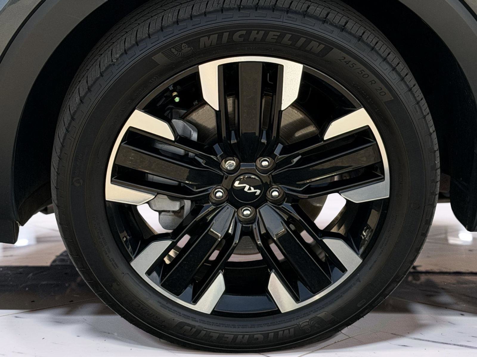 Used 2024 Kia Telluride SX w/ Towing Package image 5