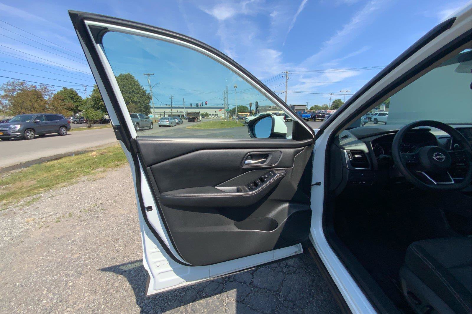 Used 2024 Nissan Rogue SV AWD/4WD image 19