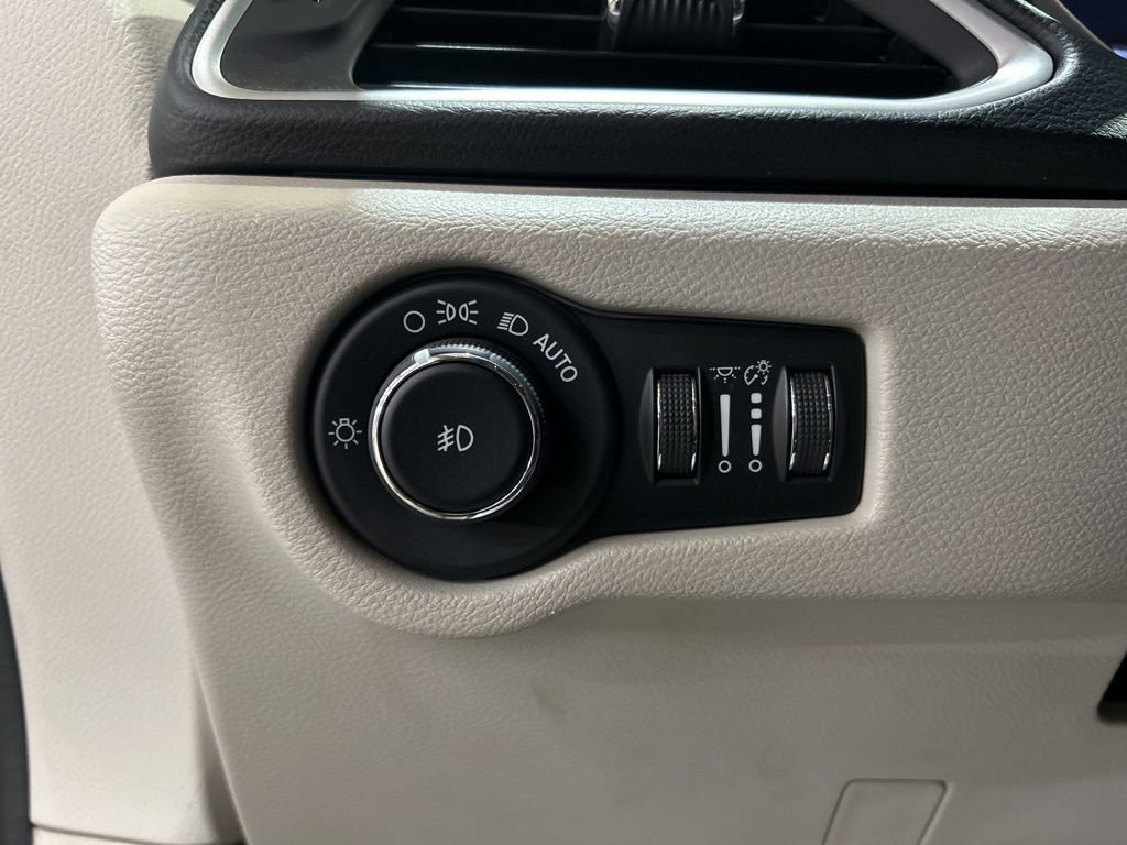 Used 2017 Chrysler Pacifica Touring-L image 20