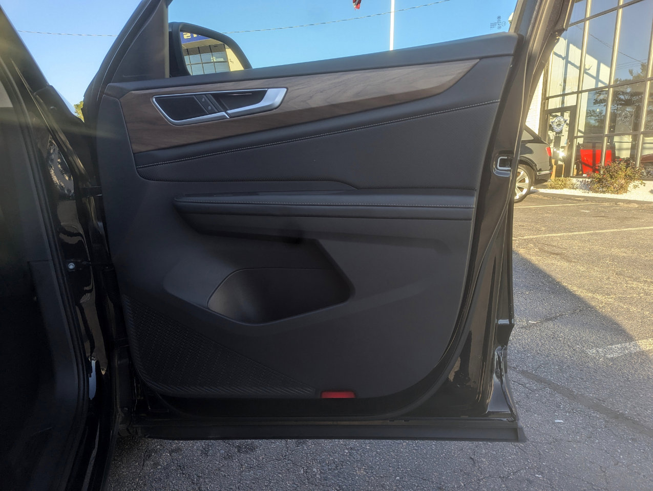 Used 2024 Volkswagen Atlas SE image 27