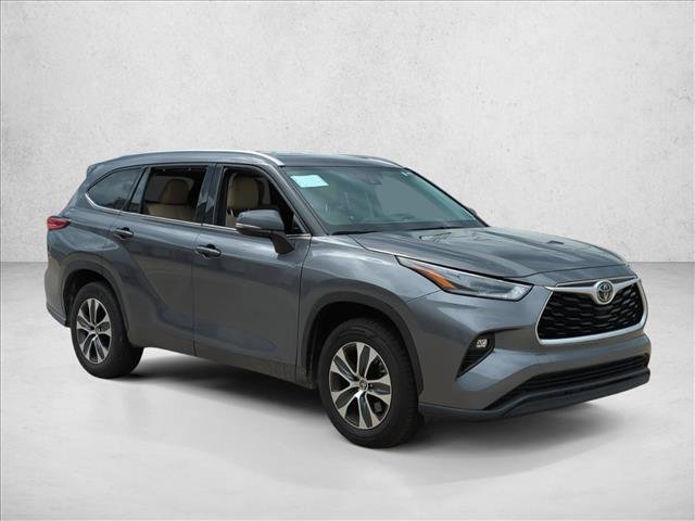 Used 2021 Toyota Highlander XLE FWD image 3