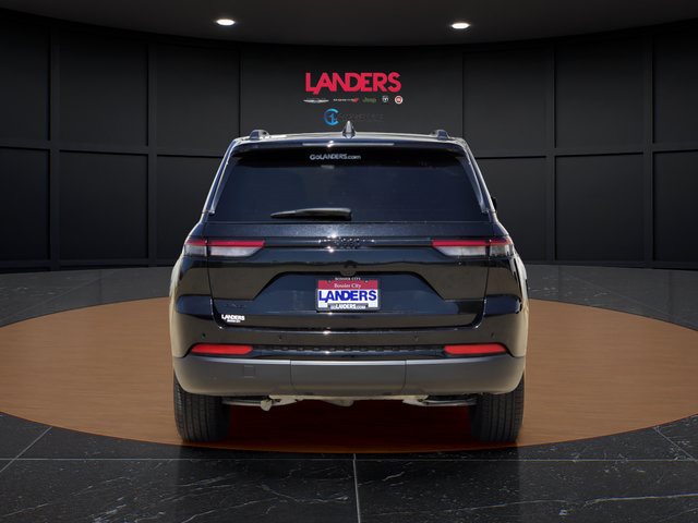 Used 2025 Jeep Grand Cherokee Altitude AWD/4WD image 3