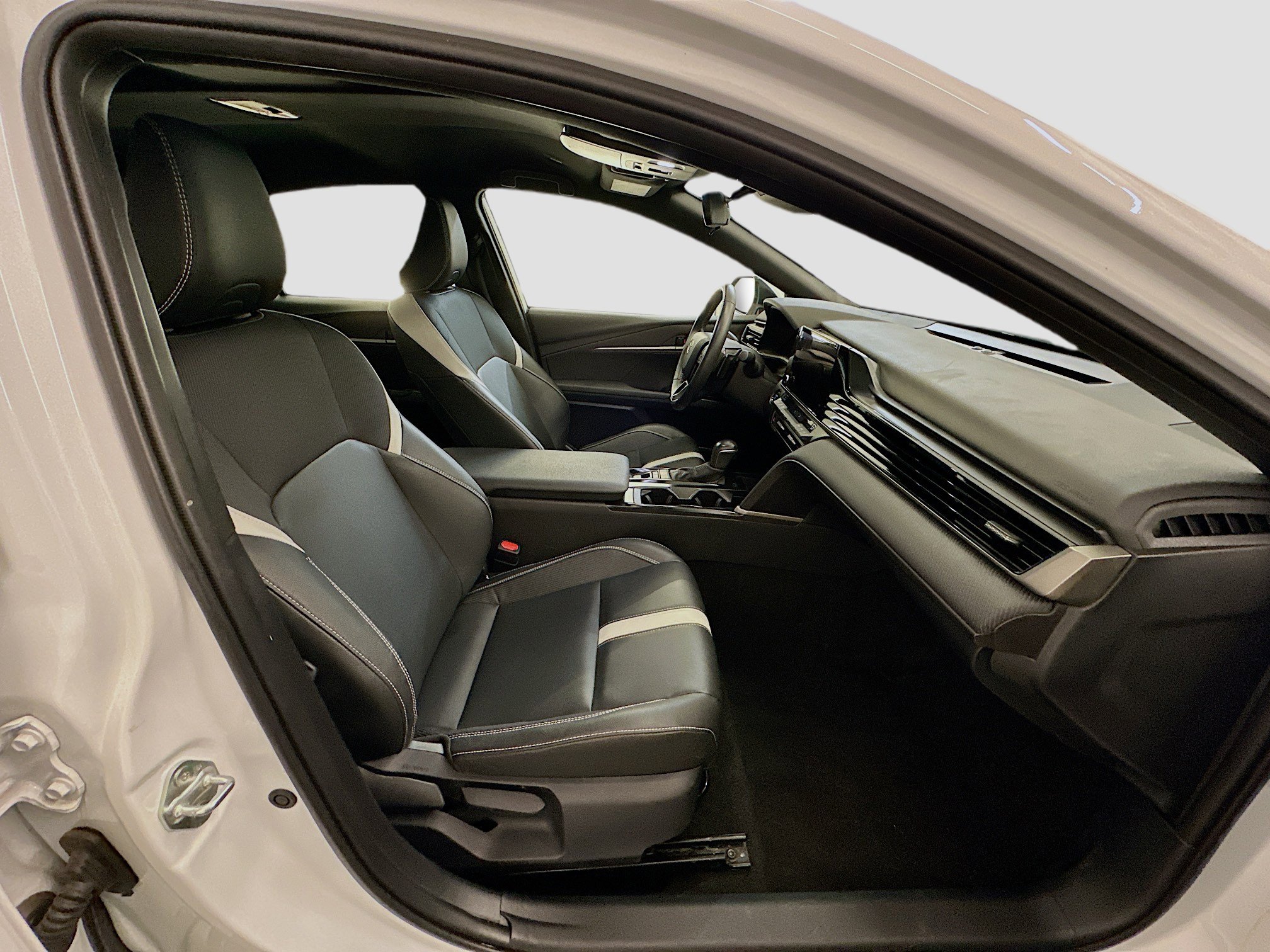 Used 2025 Toyota Camry SE image 32