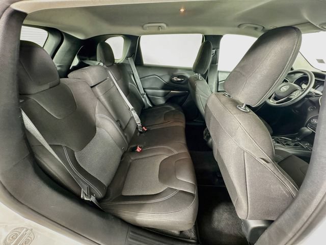 Used 2019 Jeep Cherokee Latitude w/ Popular Appearance Group FWD image 29