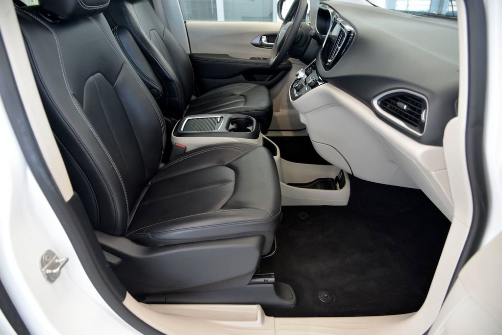 Used 2023 Chrysler Pacifica Touring-L FWD image 31