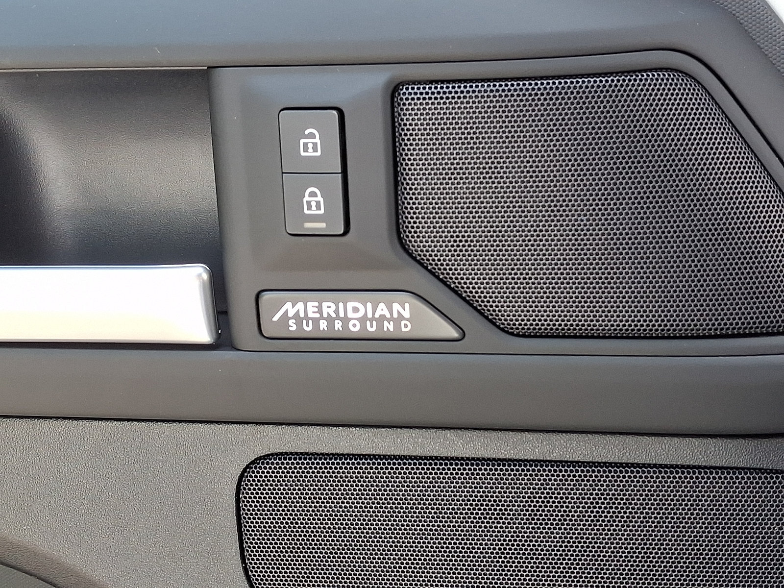 Used 2025 Land Rover Defender 110 X-Dynamic SE AWD/4WD image 24