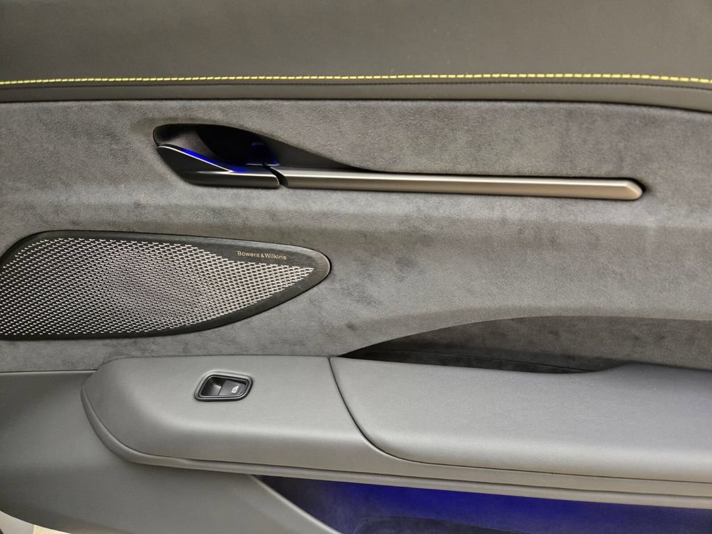 New 2025 Aston Martin V8 Vantage Coupe RWD image 25