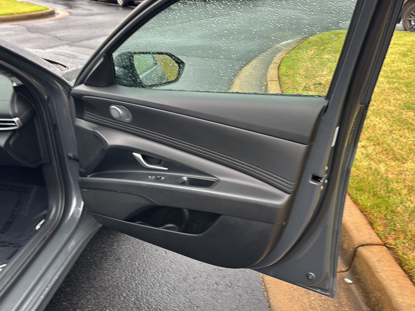 Used 2024 Hyundai Elantra Limited image 12