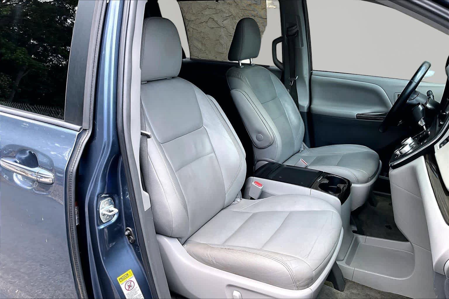 Used 2015 Toyota Sienna XLE FWD image 9