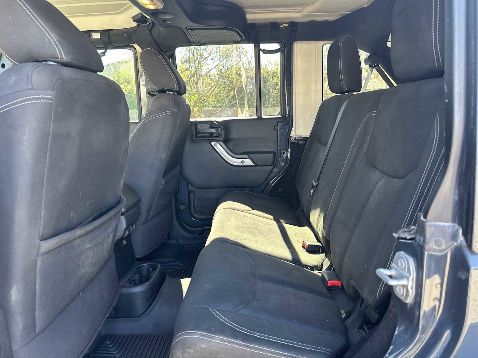 Used 2017 Jeep Wrangler Unlimited Sahara w/ Connectivity Group image 17