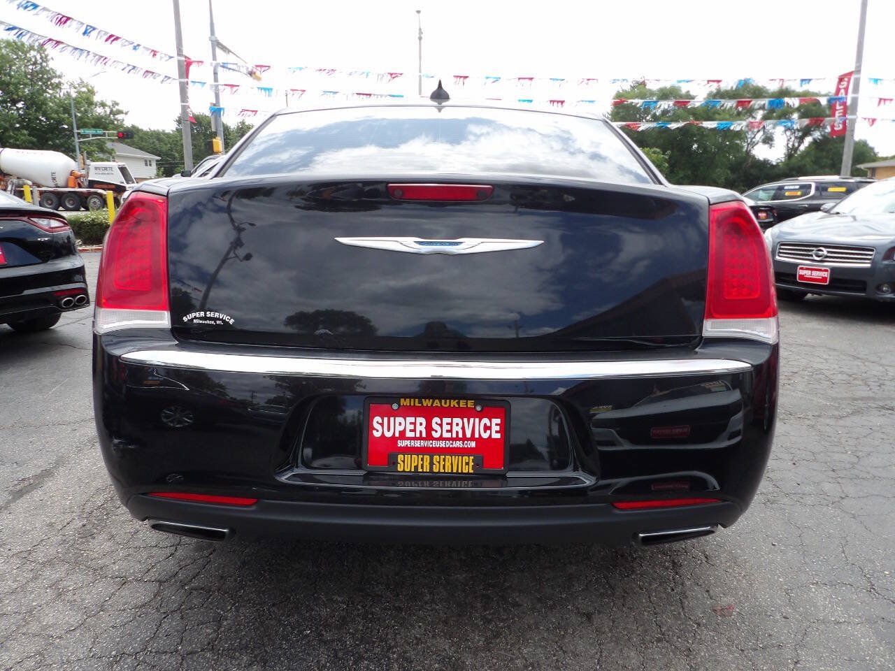 Used 2018 Chrysler 300 Limited AWD/4WD image 4