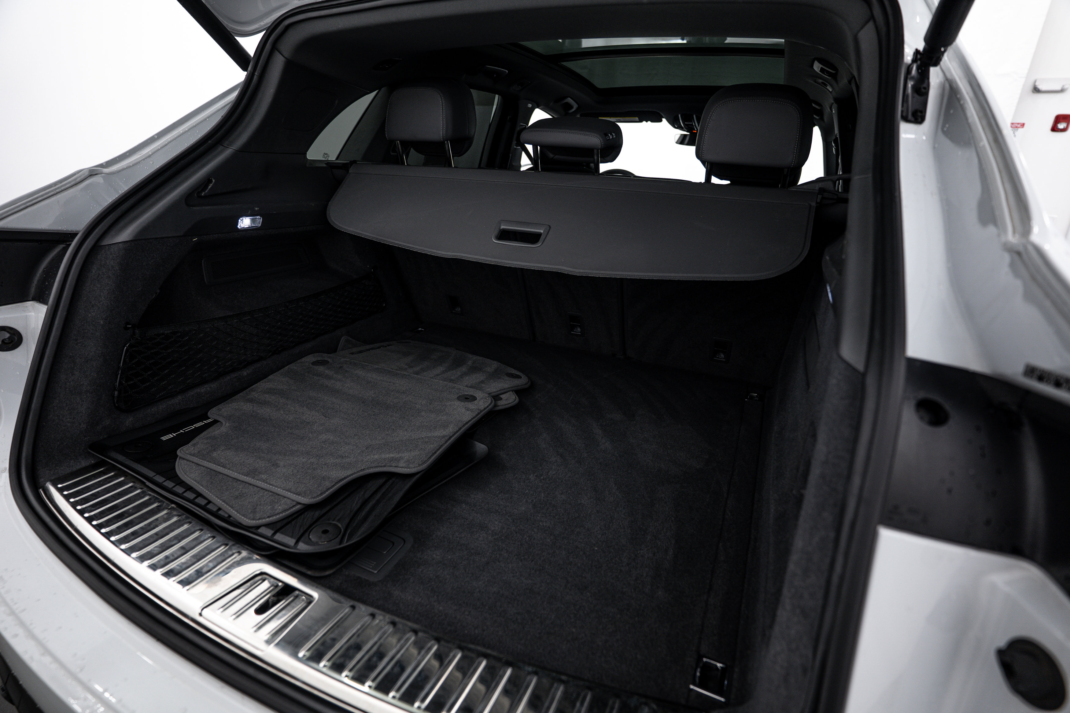Certified 2023 Porsche Cayenne Platinum Edition image 27