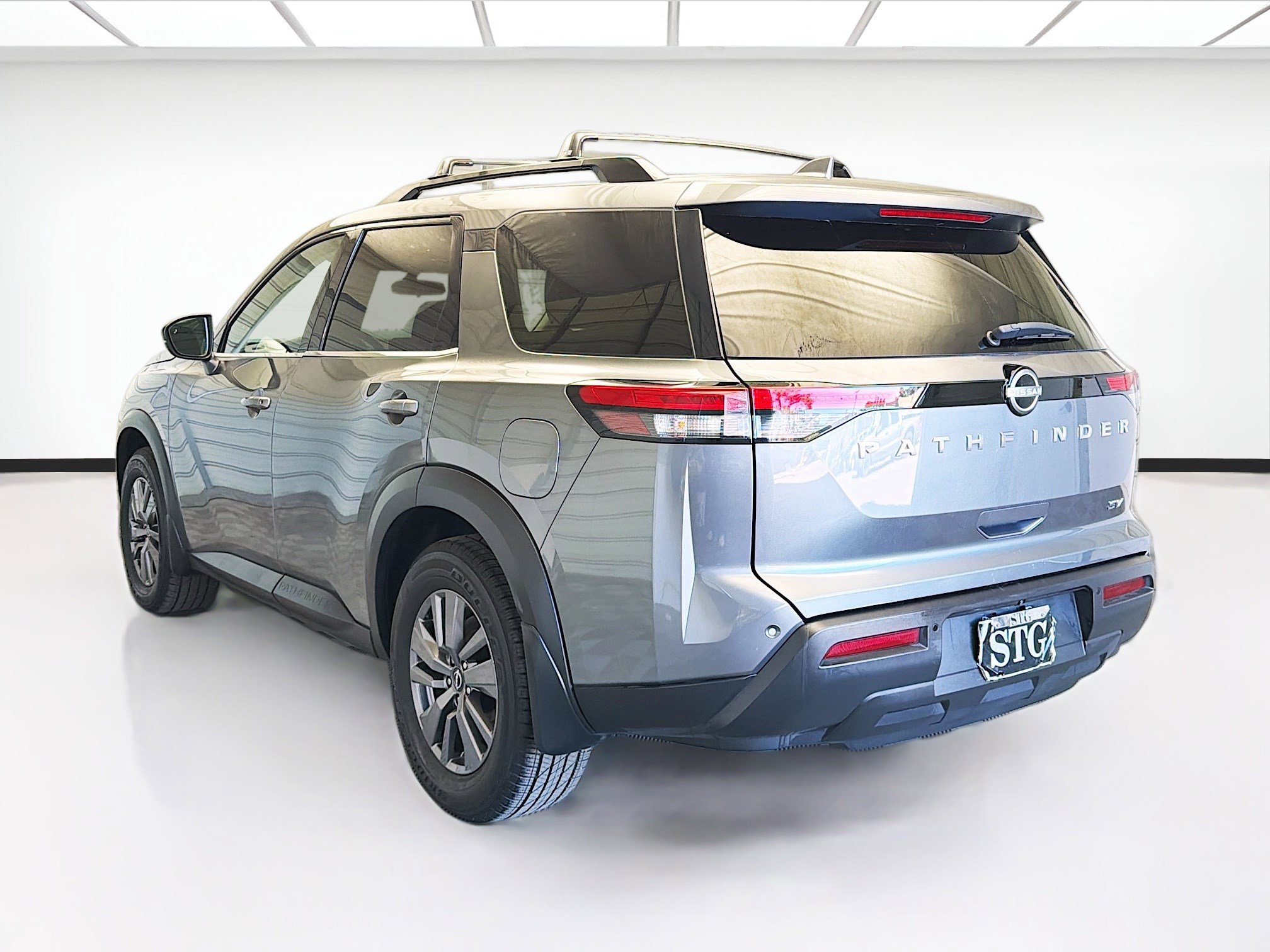 Used 2022 Nissan Pathfinder SV image 6