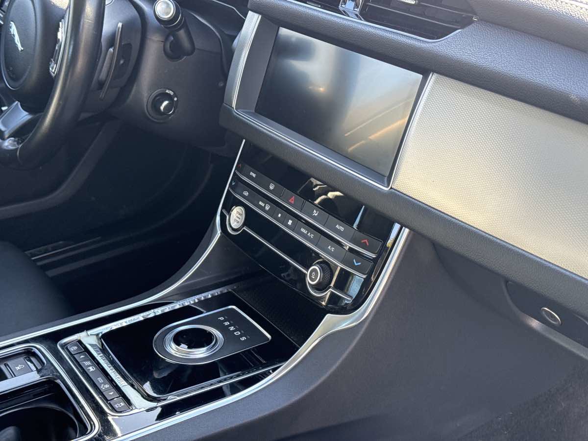 Used 2020 Jaguar XF Premium image 10