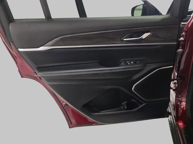 Used 2022 Jeep Grand Cherokee L Limited image 18