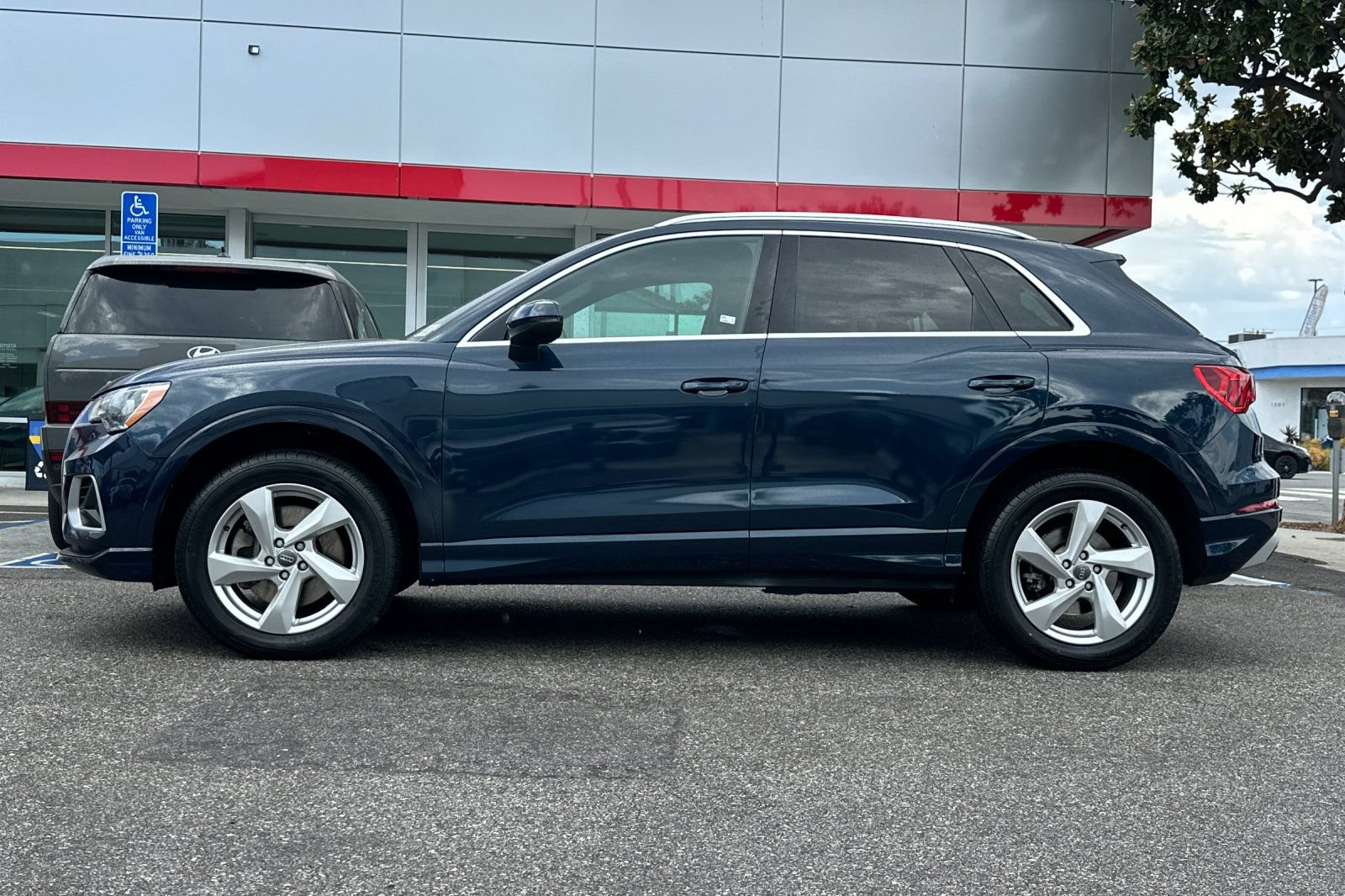 Used 2020 Audi Q3 2.0T Premium w/ Convenience Package AWD/4WD image 7