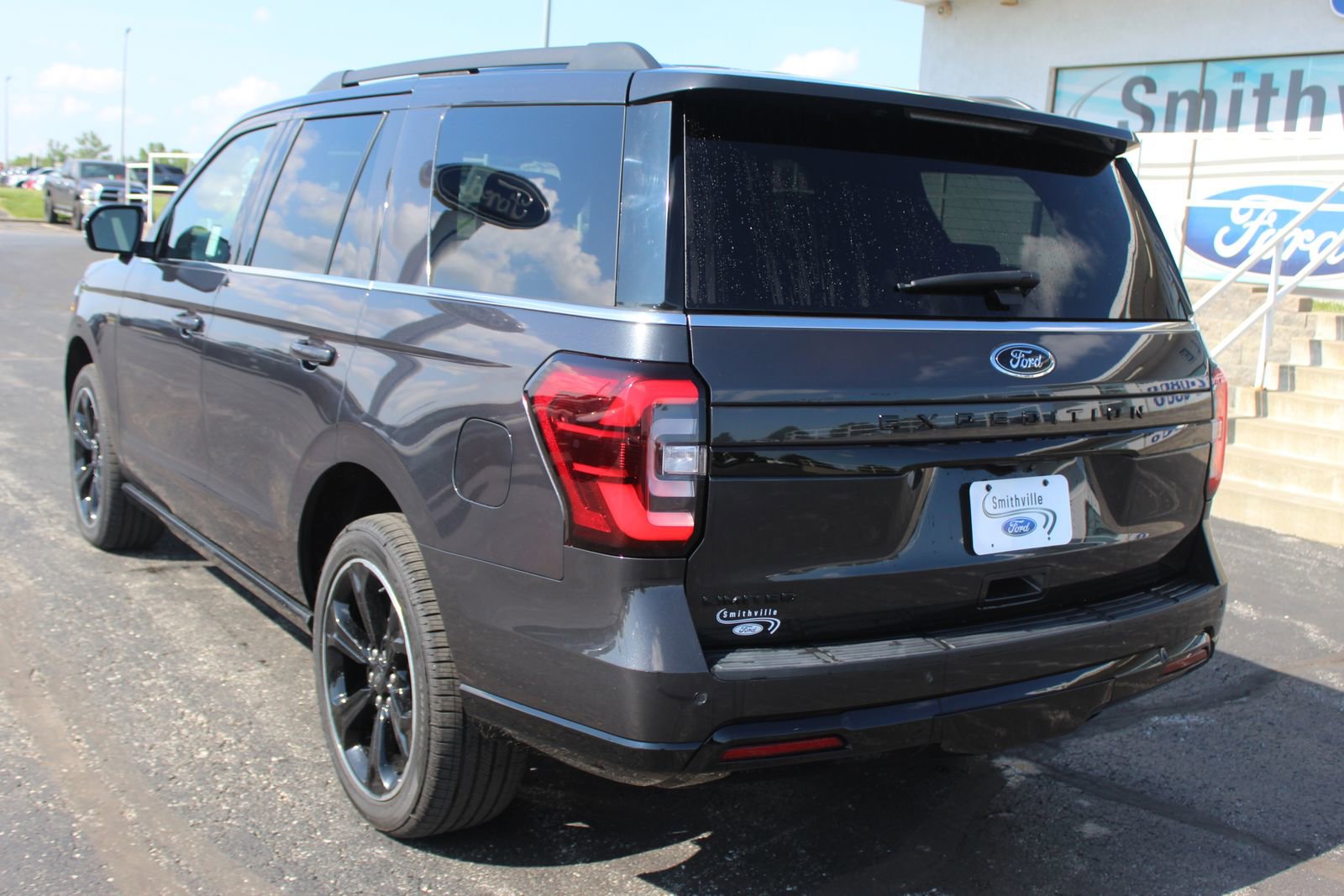 Used 2023 Ford Expedition Limited AWD/4WD image 4