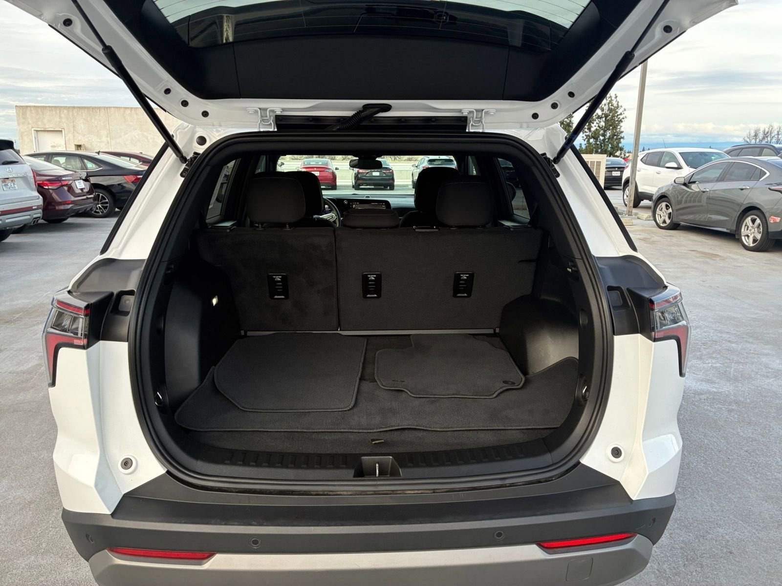 Used 2025 Chevrolet Equinox LT image 30