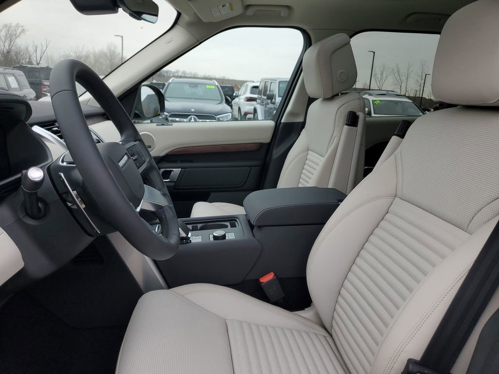 New 2026 Land Rover Discovery Dynamic SE image 7