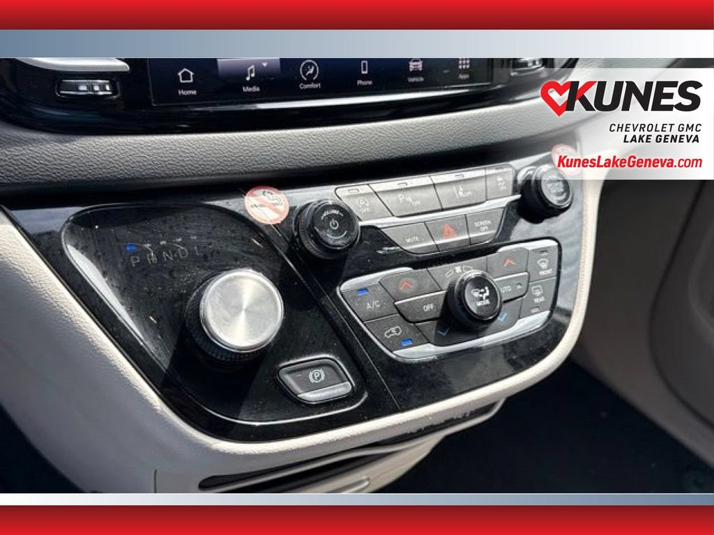 Used 2023 Chrysler Pacifica Touring-L FWD image 16
