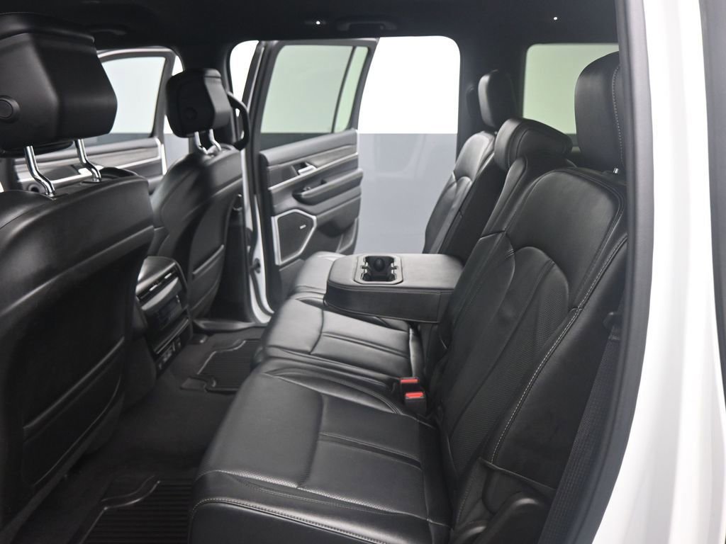 Used 2024 Jeep Wagoneer L Series II w/ Flexible Seating Group image 17