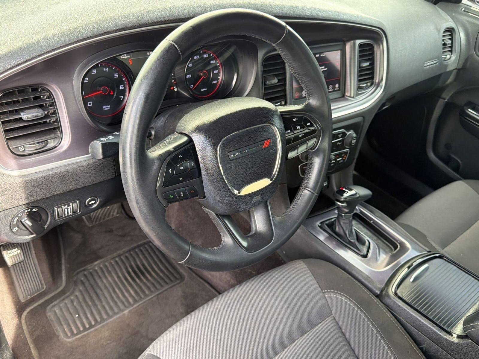 Used 2018 Dodge Charger SXT w/ Blacktop Package RWD image 4