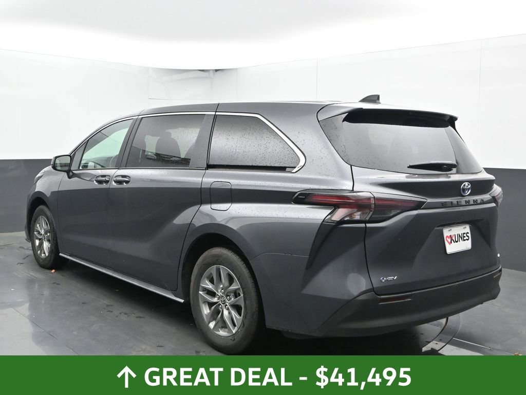 Used 2025 Toyota Sienna LE image 10