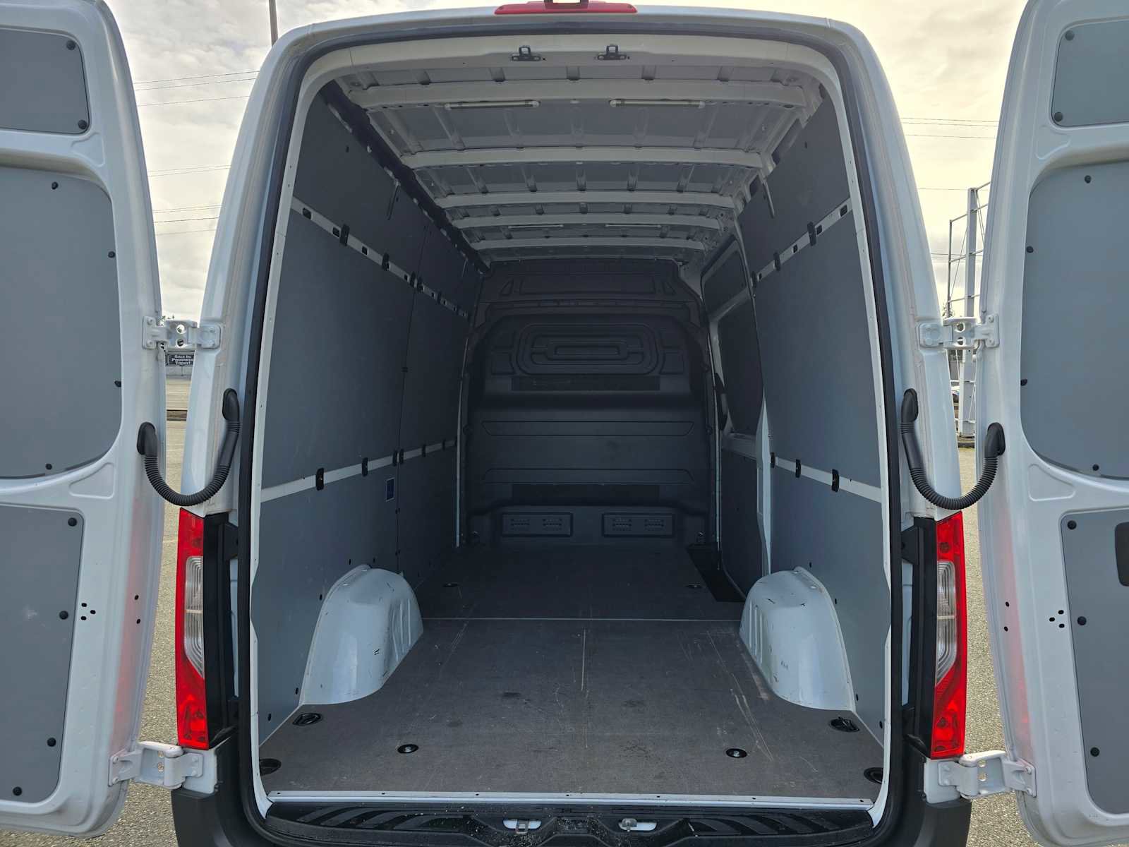 Used 2024 Mercedes-Benz Sprinter 2500 image 17