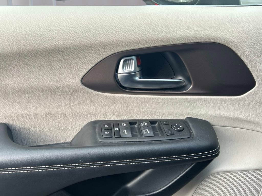 Used 2023 Chrysler Voyager LX image 21
