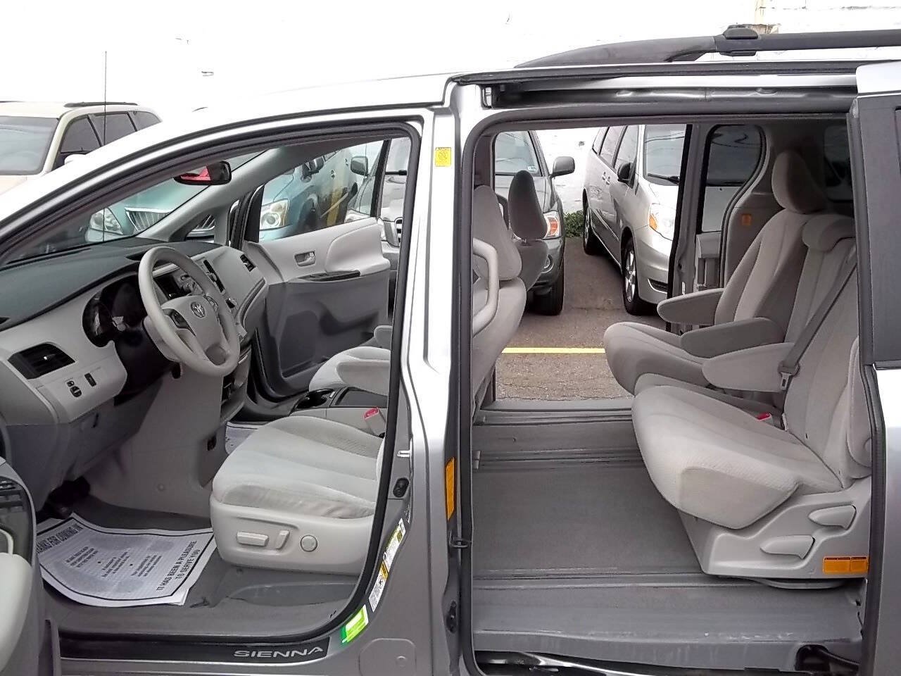 Used 2011 Toyota Sienna LE FWD image 2