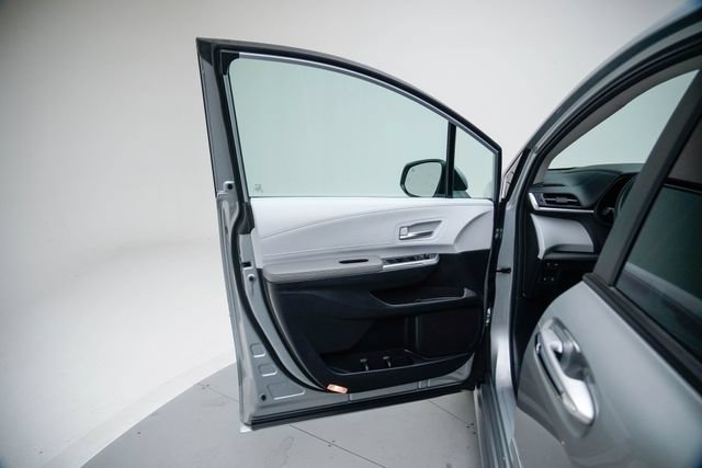 Used 2025 Toyota Sienna XLE FWD image 13
