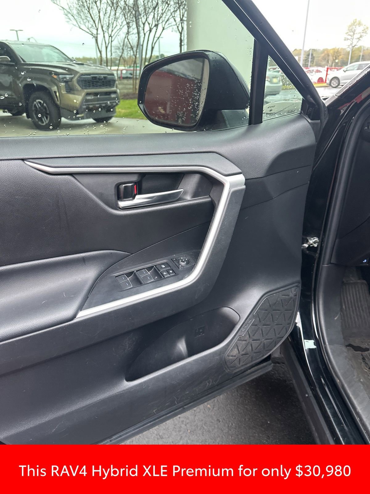 Used 2022 Toyota RAV4 XLE Premium image 17